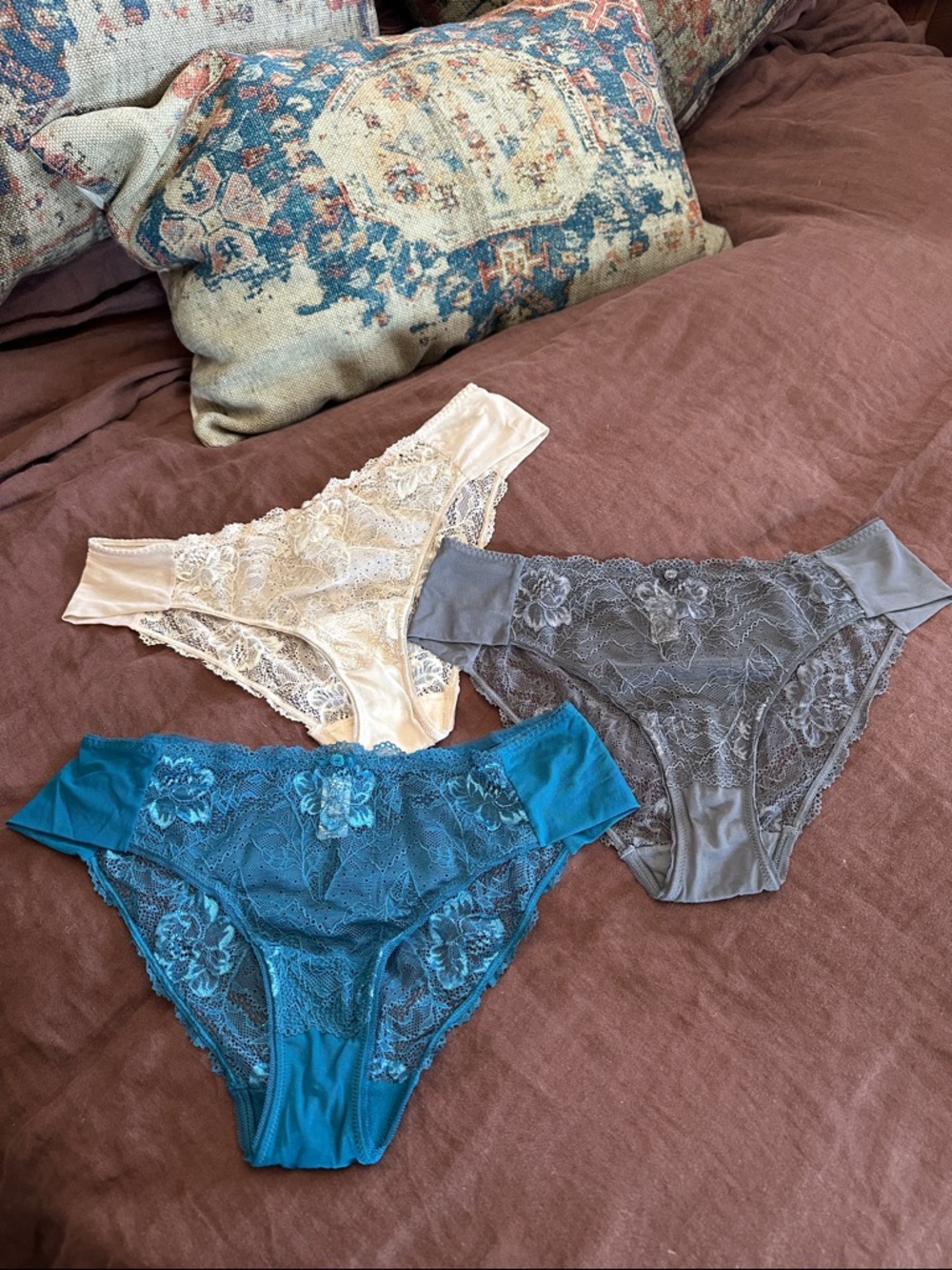 Wacoal 3 bundle lace panties. Teal, Ivory & slate grey. Excellent quality